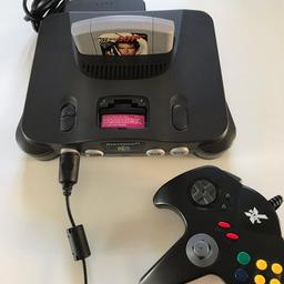 Fungerande Nintendo 64 med spelet Golden Eye 007.
Strömkabel följer med. Handkontrollen är dålig i styrningen. 
Ingen antennkabel. 

Lägg ett bud vid intresse.