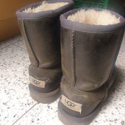 navy leather Ugg boots UK size 4..
Little faded on the leather...
Have been sitting in on the shoe rack, out of the box...