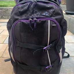 Verkaufe einen gebrauchten Satch Pack Schulrucksack in der Farbe Purple Hibiscus. Er befindet sich in einem guten Zustand, alle Reisverschlüsse und Kunststoffschlösser sind in Ordnung. Das einzigste was ich feststellen konnte sind die Flecken am Boden die man aber evtl. Auch entfernen kann. 
Abzuholen in Alten-Buseck