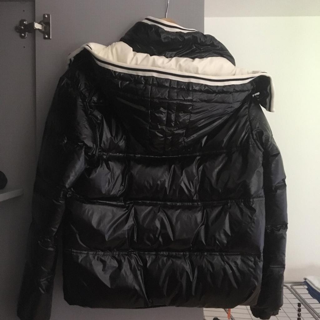Unisex Moncler Jacke im sehr guten Zustand,große M,classe 1,Farbe schwarz