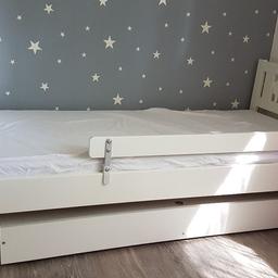 Wir verkaufen ein kaum genutztes Bett von Ikea mit Rausfallschutz. Das Bett ist in einem einwandfreien Zustand. Der Preis ist VB.