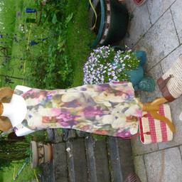 Ein hübsches Sommerkleid in batikartiger bunter Farbgebung. Angenehme Baumwolle, Ballorock. Sehr bequem, Gr. 38 der Marke Qiéro
versicherter Versand: 4,99€