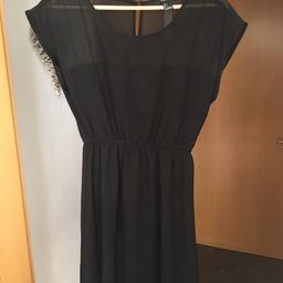 Kurzes schwarzes Kleid
Oben schwarz-transparent
Mit Unterrock
Wie neu
Forever 21
Größe S