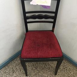 Schwarz lackierter Holzstuhl, rotes Sitzpolster