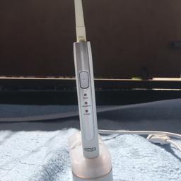 Elektronische Zahnbürste von OralB. Ist extra schmal und liegt super in der Hand. Hat 2 Stufen:
Clean und sensitiv. Ladestation ist inkl.