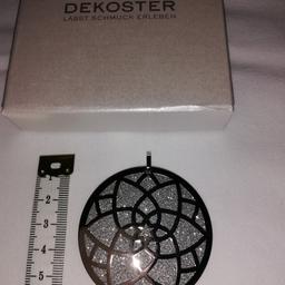 Anhänger von Dekoster
Lotusblume Swaro
Durchmesser ca. 55mm
Neu und in Originalverpackung
Neupreis € 59,90