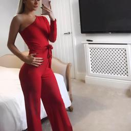 This all in one red off the shoulder playsuit is perfect for any occasion. It’s comfy, stretchy and has been worn twice. Size 6