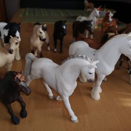 Verkaufen Schleich Sammlung 16 Große Pferde, 1 Einhorn, 4 Fohlen, 2 Ponys, 1 Reiter 1x Zaumzeug, 1 Sattel, 1x Decke und 9 Zaunteile zusammen