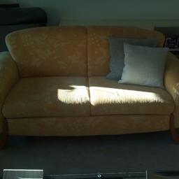sehr schöne und gut erhaltene Couch in Sonnengelb, wie auf den Fotos zu sehen, ohne Kissen, wegen Umzug sofort abzugeben