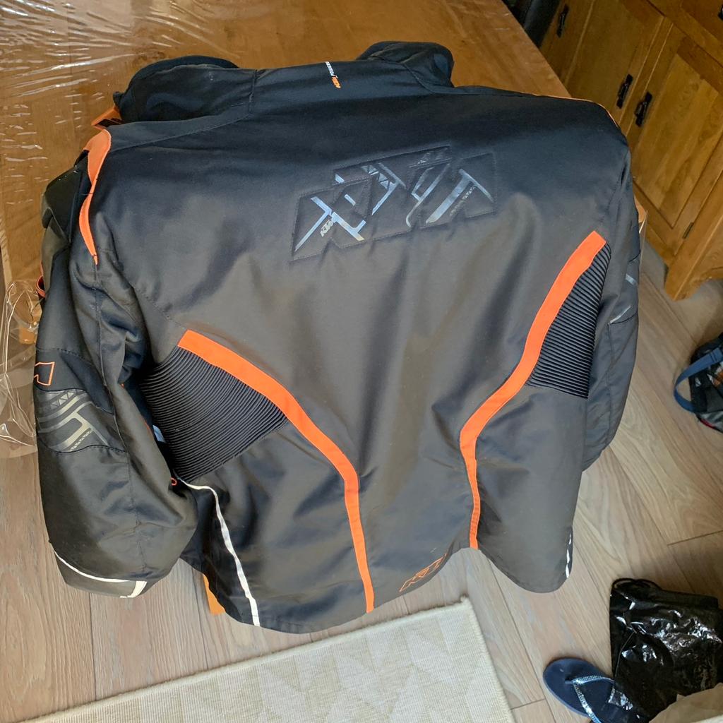 great jacket has done me well in the winter and summer periods.

Is still fantastic and turns heads :)

has shoulder and back protector as shown in images.

open to offers

cheers

@reflectivedetails

Thanks