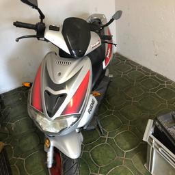 Verkaufe Moped 50ccm
Vergaser müsste Reperriert werden der Tropft
Kein Pickerl
VHB