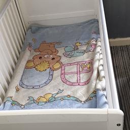 Selling Cotbed in very good used condition. As you can see in pics, there are no Marks etc on the teething rails. nice and clean.
comes from a smoke and Pet free home.
i Would highly recommend you buy a new Mattress for health issues but I'm happy to give this one with the cotbed if you'd like to have it.
Cash on Collection Only
thanks for looking