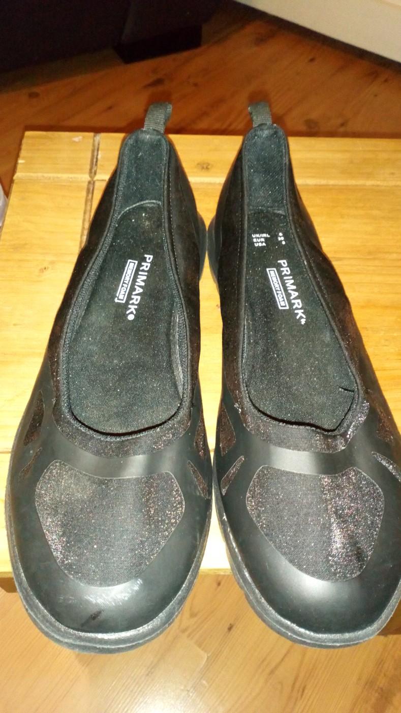ladies flat black shoes size 6 in B45 Bromsgrove for £2.00 for sale Shpock