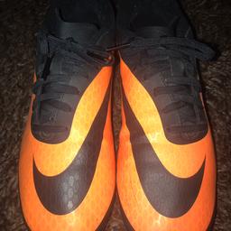 Marke : Nike
Modell : Hypervenom
Farbe : Orange/Schwarz
Größe : 42
Zustand : 9/10
Schuhkarton : Nicht vorhanden