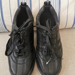 Brand new Boys School shoes Trainers style
Size 13
Brand: Bootleg from Clarks
Collection or Post with extra cost