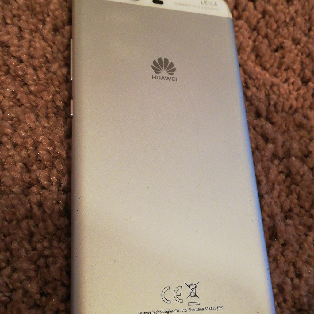 Huawei P10
Ca 2 år gammal
Laddare finns men är lite trasig och låda medföljer.
Batteriet dör ganska snabbt ungefär vid 70-90%
Om man har laddare i så fungerar den
Sprickor på både fram och baksida