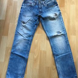 Ripped Blue Jeans , Größe 32
Wie neu