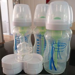 Includes:
4 wide neck bottles with level 1 teats and anti colic vent system, bottles can be used with or without vents
4 travel caps
2 level 2 teats 
New bottle brush