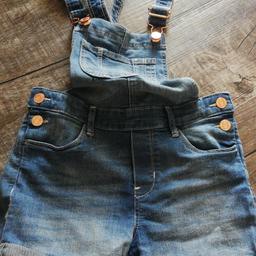 Größe 140
9-10 Jahre
Jeans Stoff
Verstellbare Träger
Taschen hinter und vorn +Druckknöpfe an beiden Seiten
Versandkosten zzgl.