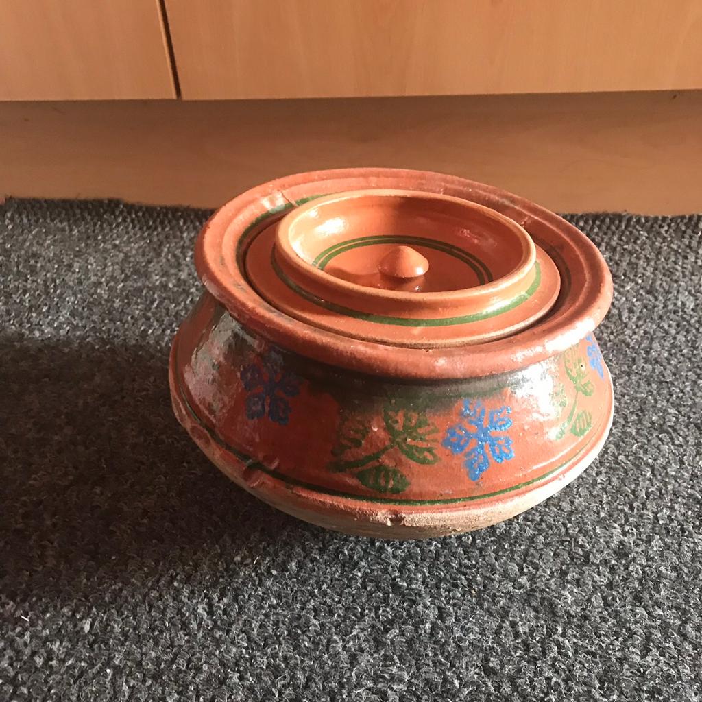 Hand made clay cooking pot (clay handi) with lid cooking curry,lentil or vegetables cherishes every flavour coming to life on your tongue by cooking you material used natural mud for clay brown colour with flowers details great condition no chips or cracks