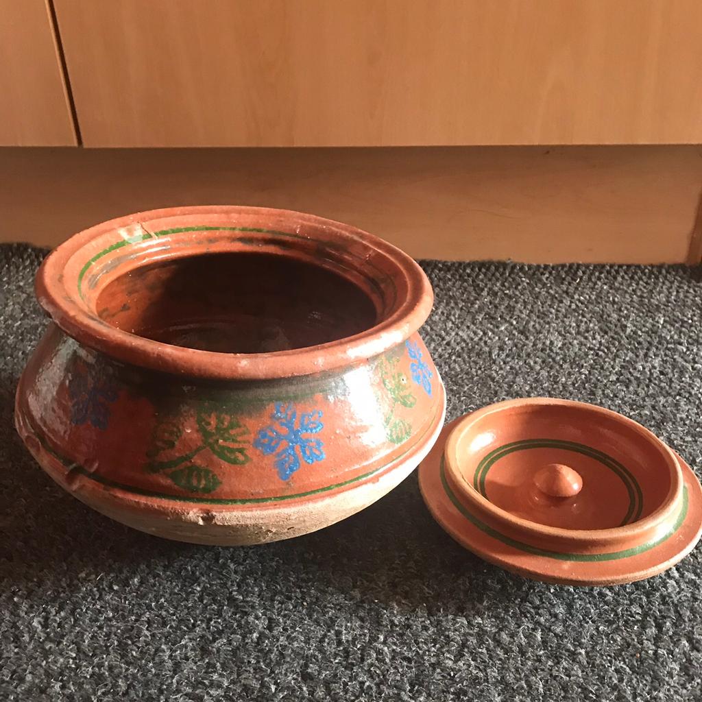 Hand made clay cooking pot (clay handi) with lid cooking curry,lentil or vegetables cherishes every flavour coming to life on your tongue by cooking you material used natural mud for clay brown colour with flowers details great condition no chips or cracks