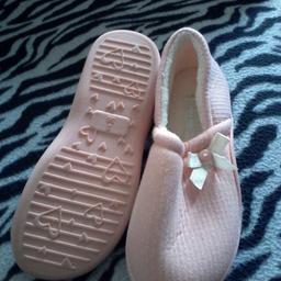 Washable Slippers, with bow..
Pink
Size 3

New. As seen in pictures perfect condition. 

Delivery free if local.