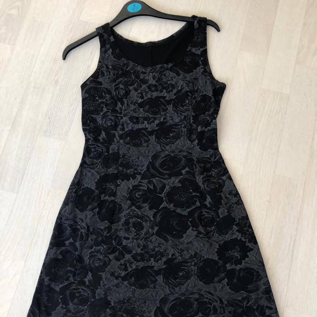 kurzes kleid schwarz mit rosenmuster, grösse S/M, ohne ärmel, material 100% polyamide,schwarz graue farbe, versand möglich gegen aufpreis