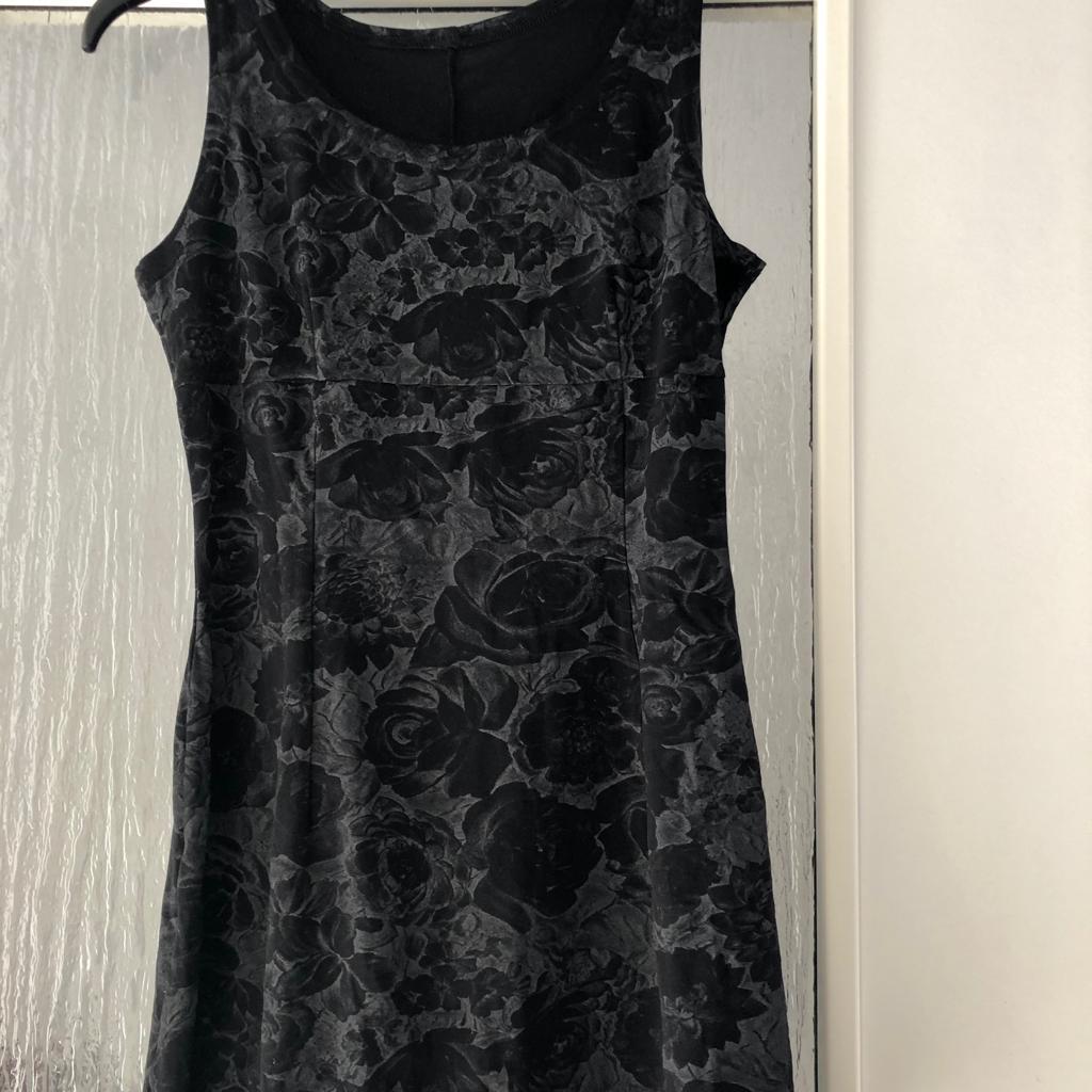 kurzes kleid schwarz mit rosenmuster, grösse S/M, ohne ärmel, material 100% polyamide,schwarz graue farbe, versand möglich gegen aufpreis