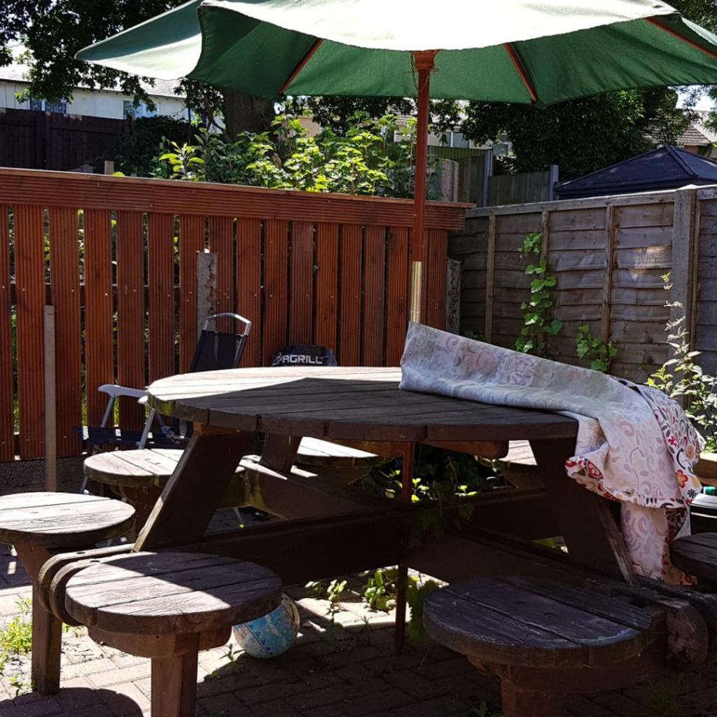 8-seat-round-table-in-nuneaton-and-bedworth-f-r-40-00-zum-verkauf