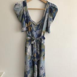 Pretty oasis blue floral summer dress size l 

Like new !

Can fit 12 - small 16 

Size: L


Cleaning out my closet and MUST GO!!

Open to offers

Happy to send for additional £3