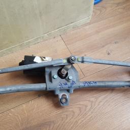 VW GOLF MK4 FRONT WINDSCREEN WIPER MOTOR IN GOOD WORKING ORDER 

RING FOR MORE INFO ON 07562930165