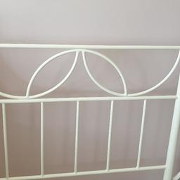 used condition cream metal single bed frame. 2 crystals on each of the top sides but they are missing from the bottom as seen in pic.
collection from Darwen.