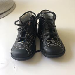 Svarta kavat skor, storlek 21cm innermått 135mm
Använda kort tid

Köparen står för frakten