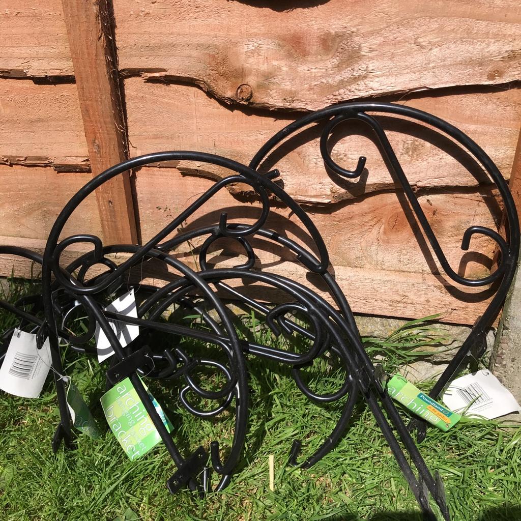 8 arcing hanging basket brackets in B67 Sandwell für £ 4,00 zum Verkauf