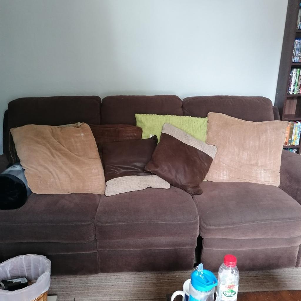 3 seater and 2 seater reclining sofas in HD1 Kirklees für 50,00 £ zum