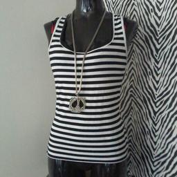 Striped Twisted Vest Top..
Black n white
Size 10-12
Twisted back, stretch material

Worn few times. Perfect condition, as seen in pictures.

Delivery free if local.