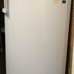 Hotpoint future white upright freestanding freezer 

Has Slight mark which I have tried to picture 

Bottom drawer missing but you can stack boxes there

Sizes in pictures 

Cash on collection From near Selby 

Local delivery available