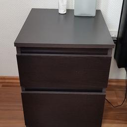 Nachttisch in schwarzbraun. Die Farbe ist bei IKEA nicht mehr erhältlich.
Guter Zustand außer zwei kleine Macken. Fallen aber nicht wirklich auf.
Maße BxHxT ca. 35x49x40 cm

Nur Abholung