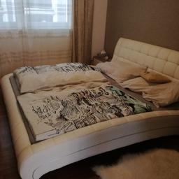 Doppelbett in weißem Kunstleder
Maße: L 230cm B 200cm
Liegefläche 200cm x 180cm
Achtung: Starke Kratzspuren am Kunstleder vorhanden!
Das Bett wird ohne Matratzen und Lattenrost verkauft.