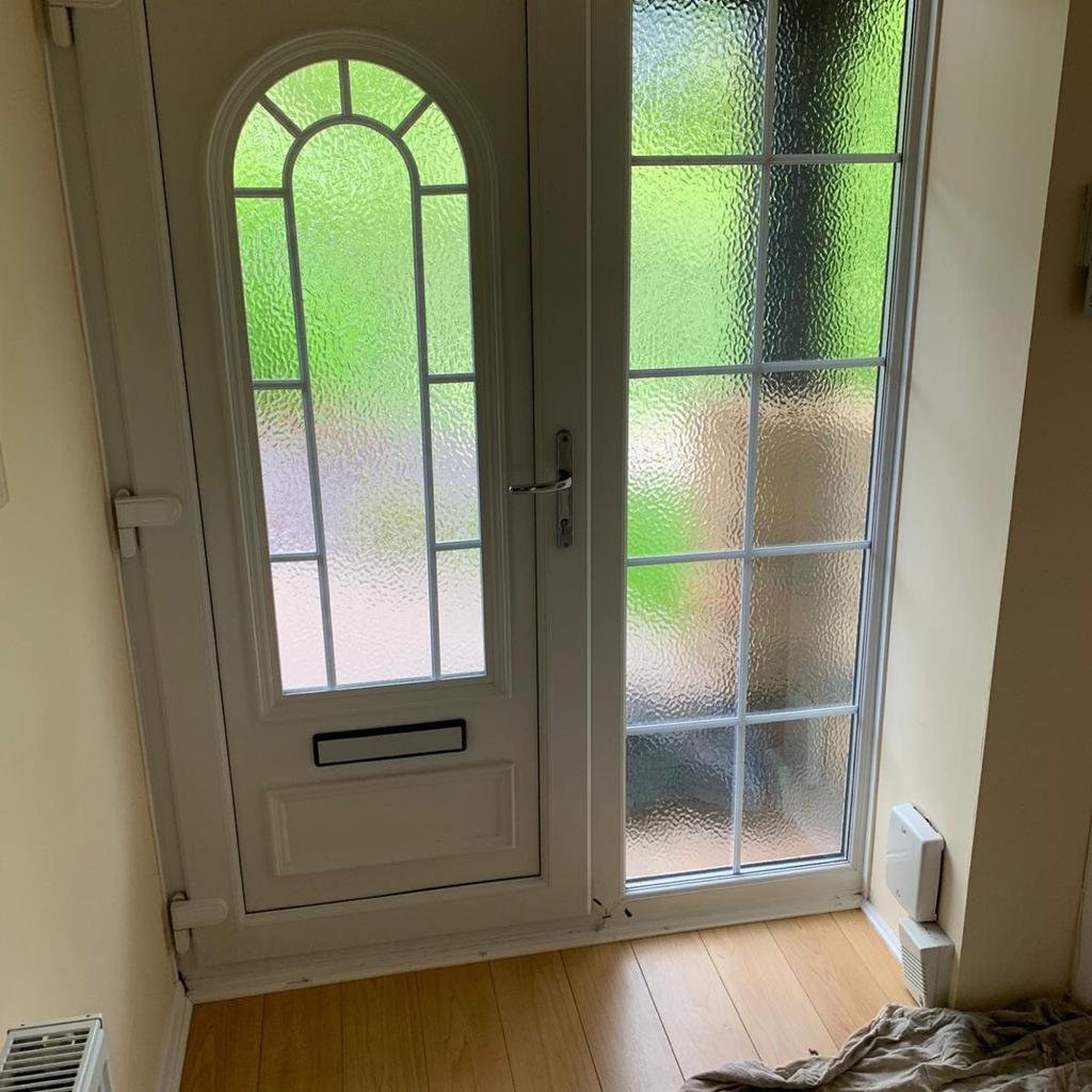 upvc-front-door-and-side-light-in-kt13-spelthorne-for-100-00-for-sale