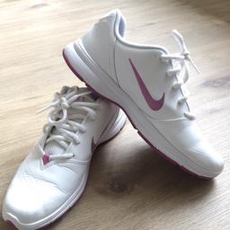 Weiße Nike Schuhe, nur paar mal getragen
Größe 38