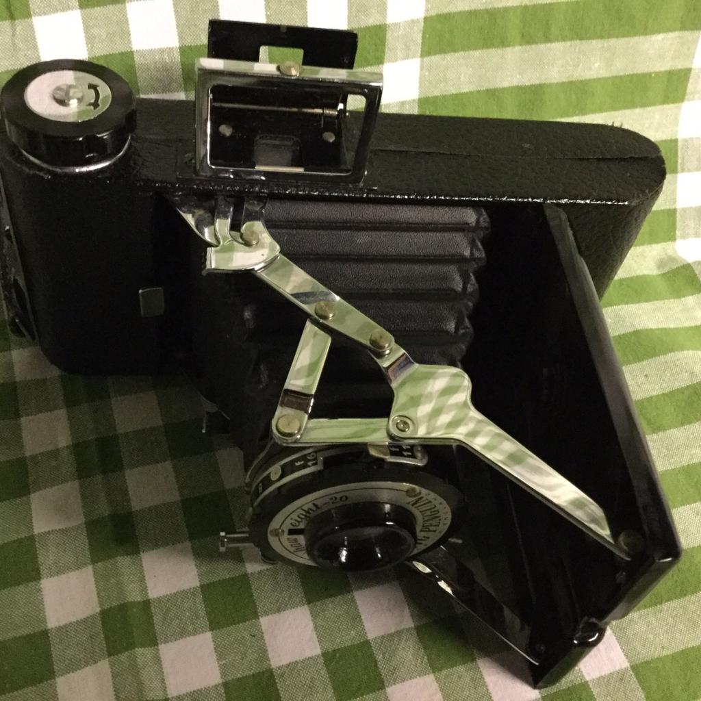 King Penguin made in England Back opens for roll of film in very good condition for age