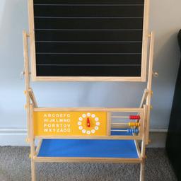 In perfect condition, bought a couple of months ago but my boys don’t use it.
Reversible with magnetic letters and numbers (included), also got a pole to attach a roll of paper.
From a smoke free home. 