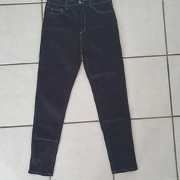 biete hier eine schwarze High Waist Jeans mit weißen Nähten von Tally in Größe 42. sehr guter Zustand. 

Versand und PayPal möglich