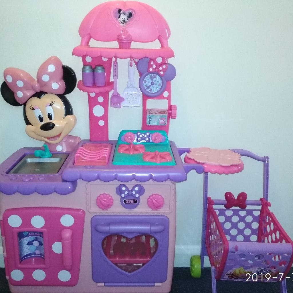 Disney Minnie Mouse Flipping Fun Kitchen