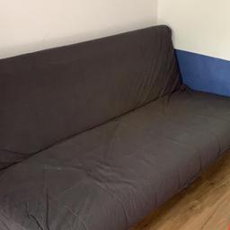 Zu verkaufen wegen Umzug ist eine anthrazit farbene Couch inklusive aller Kissen, die dazu gehören (4). Die Bezüge sind waschbar. Man kann sie ausklappen und als 1.40er Bett benutzen (: funktioniert alles einwandfrei 👌🏻😊