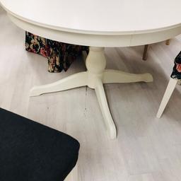 Weißer Tisch rund ausziehbar hat leichte gebraucht Spuren, es können an dem Tisch 6personen sitzen
