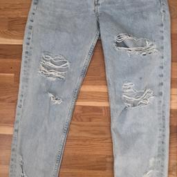 Slitna jeans i storlek 27, boyfriendmodell.
Använda 1-2 gånger.🐰