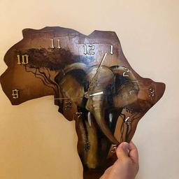 Uhr in Form von Afrika mit Elefanten-Motiv