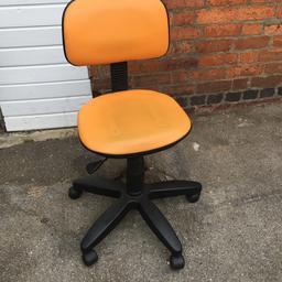a child size office chair in good working condition.
Only £10 Collection from NN1 Northampton or delivery can be arranged, message me for a quote.
Any questions please ask